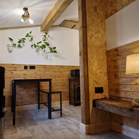 Two-Bedroom Cosy Country Lodge With Private Patio Greenhithe Exterior photo